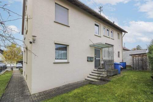 Eingang und Hausrückseite - 