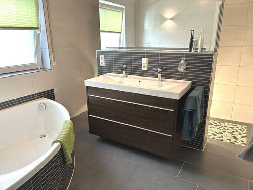 Erdgeschoss: Masterbad mit Eckbadewanne und begehbare Dusche - 