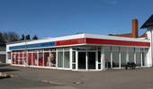 Vorderansicht_mit_Oldtimer - Großzügige Gewerbeeinheit auf 500m² mit Ausstellungsflächen, Büros und Werkstatt
