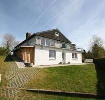 Großzügiges Einfamilienhaus mit Einliegerwohnung in herrlicher Lage und Blick über die Felder - Brekendorf