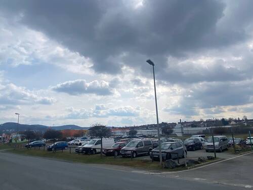 Parkplatz an der Straße - 