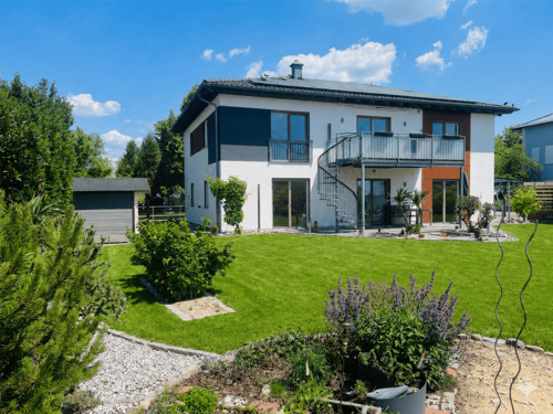 Hausansicht - Exklusives Zweifamilienhaus mit Praxis & Feng-Shui-Garten
