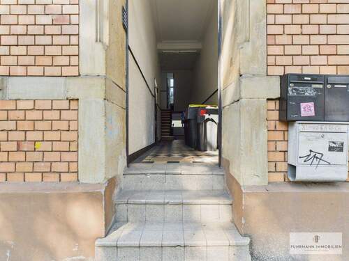 Zugang Treppenhaus - Mehrfamilienhaus, Wohnhaus mit 239,00 m&sup2; in Saarbrücken zum Kaufen