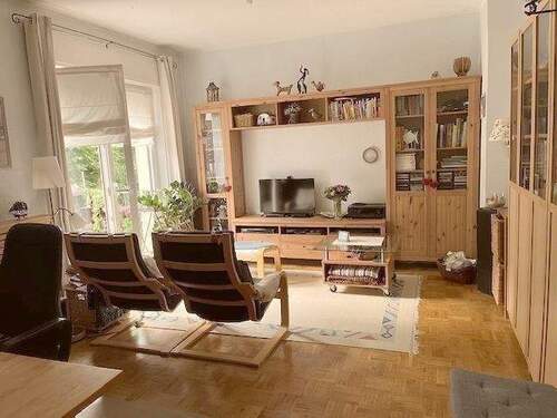 Wohnzimmer mit Balkon - 2 Zimmer Etagenwohnung zum Kaufen in Essen