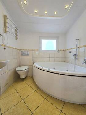 Badezimmer mit Eckwanne - 