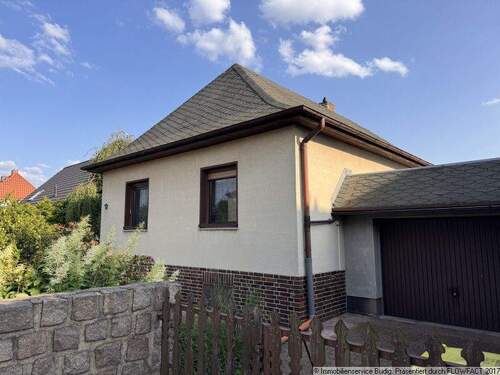 Hausansicht mit Garage - 3 Zimmer Einfamilienhaus zum Kaufen in Hoppegarten