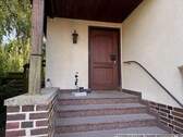 überdachter Eingangsbereich - 3 Zimmer Einfamilienhaus in Hoppegarten