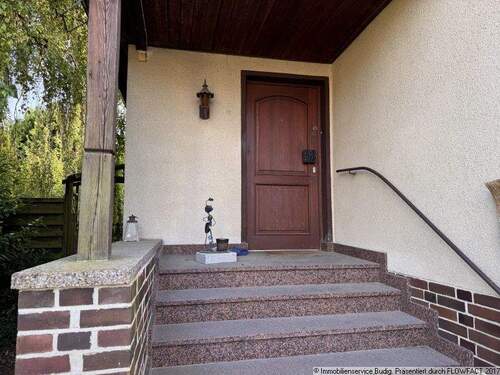 überdachter Eingangsbereich - 3 Zimmer Einfamilienhaus in Hoppegarten