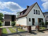- - Gepflegtes Einfamilienhaus mit großem Garten und Garage in ruhiger Umgebung!