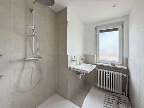 Erneuertes Badezimmer mmit Dusche - 