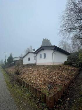 Ansicht Haus Straßenseite - Landhaus-Bungalow in traumhafter Soonwaldlage