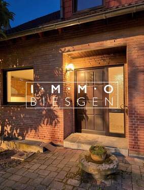 Einganstür - 4 Zimmer Mehrfamilienhaus, Wohnhaus in Duisburg