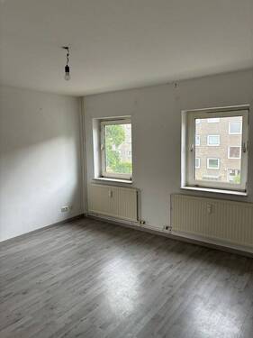 Wohnzimmer - Kompakt & clever geschnitten - Frisch renovierte 2-Zimmer-Wohnung in zentraler Lage