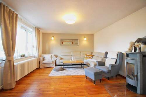 Wohnzimmer mit Kamin - 4 Zimmer Einfamilienhaus zum Kaufen in Lüdershagen