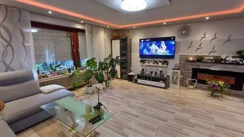 neuwertiger Wohnbereich ca 35 qm - 8 Zimmer Mehrfamilienhaus, Wohnhaus in Kassel