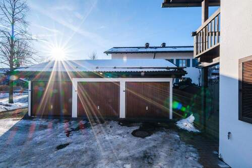 zwei dazugehörige Garagen (v. rechts) - 6 Zimmer Doppelhaushälfte zum Kaufen in Waakirchen