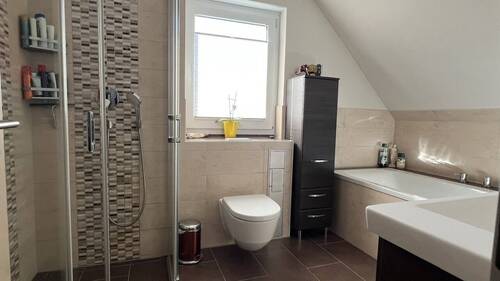 Bad mit Dusche und Wanne - 