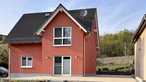 Wohnhaus und Terrasse - 4 Zimmer Einfamilienhaus in Lützen