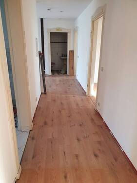 Flur - Terrassenwohnung mit 114,10 m&sup2; in Halle (Saale) zur Miete