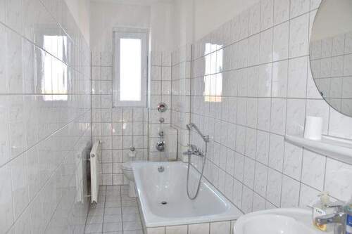 Bad mit Fenster und Wanne - 