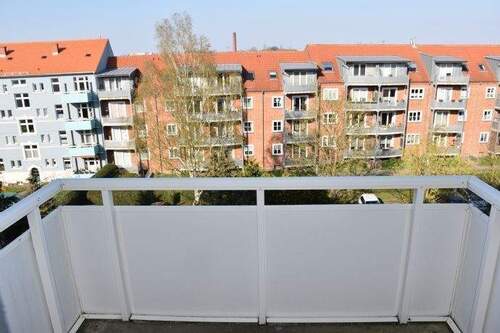 Balkon zum Hof mit Vormittagssonne - 