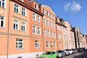 Straßenansicht der Fassade - 3 Zimmer Etagenwohnung zur Miete in Schwerin