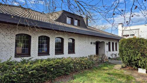 Vorderansicht - Grosser Winkelbungalow auf grossem Grundstück für Gewerbe und Wohnen
