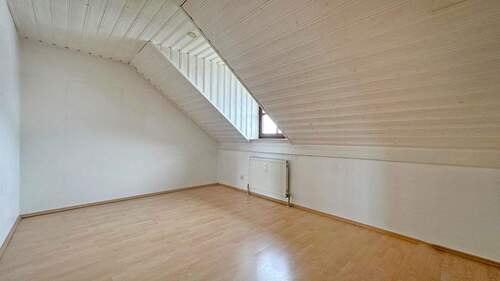 Kind - Büro - 3 Zimmer Etagenwohnung in Neumarkt