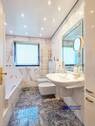 Badezimmer mit Dusche und Wanne - 