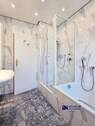 Badezimmer mit Dusche und Wanne - 