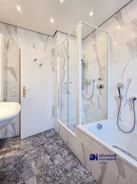 Badezimmer mit Dusche und Wanne - 