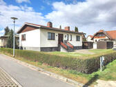 Hausansicht - Top Einfamilienhaus mit Keller, großer Garage und wunderschönem Garten in beliebter Siedlungslage in Dessau-Törten!
