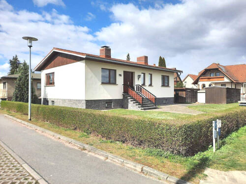 Hausansicht - Top Einfamilienhaus mit Keller, großer Garage und wunderschönem Garten in beliebter Siedlungslage in Dessau-Törten!