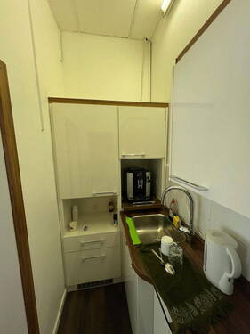 Kaffe und Einbau-Kühlschrank - 