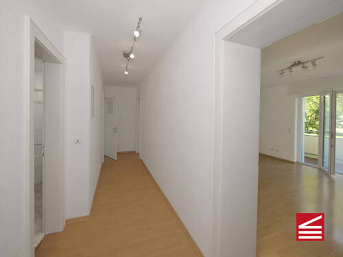 Blick in den Flur, links Wohnen - rechts Bad - 2 Zimmer Etagenwohnung zum Kaufen in Baden-Baden
