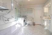 Badezimmer mit Badewanne EG - 