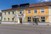Außenansicht Haupthaus + Friseur - Mitten in Regenstauf - MFH mit AltbestandGewerbe und großem Grundstück