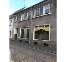 Stadthaus mit großem Nebengelass, 3 kleine, hübsche Whgén, eine ist vermietet, schöne Gewerberäume unvermietet, lohnende Investition! - Putlitz
