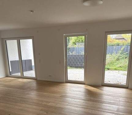 Wohnzimmer mit Terrasse und Garten - 3 Zimmer Etagenwohnung zur Miete in Kaarst