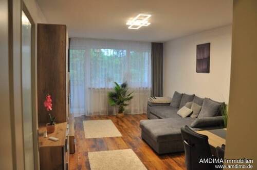 Wohnzimmer mit Balkonzugang - 