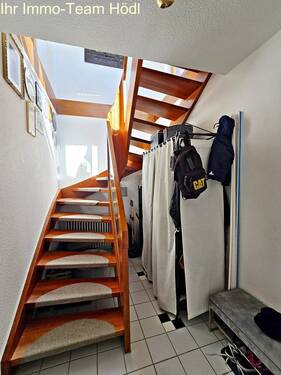 Eingangsbereich in der Wohnung /Treppe in den Wohnbereich - 3 Zimmer Etagenwohnung in Plochingen