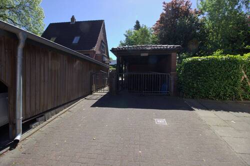 Auffahrt mit Carport - 
