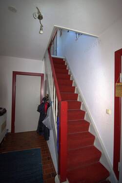 Flur mit Treppe ins DG - 4 Zimmer Einfamilienhaus in Burg