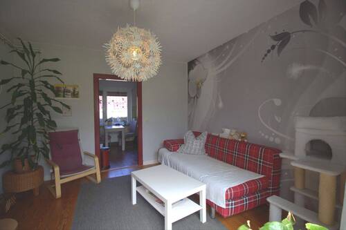 Wohnzimmer mit Blick in die Küche - 