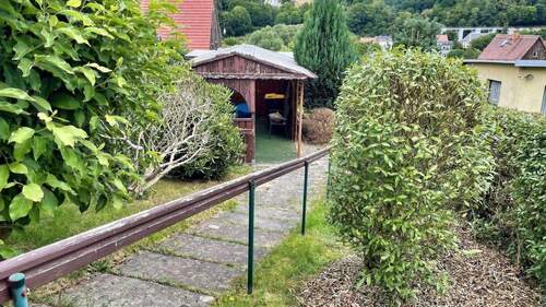 Garten mit überdachter Terrasse - Reihenmittelhaus mit 59,00 m&sup2; in Sebnitz zum Kaufen