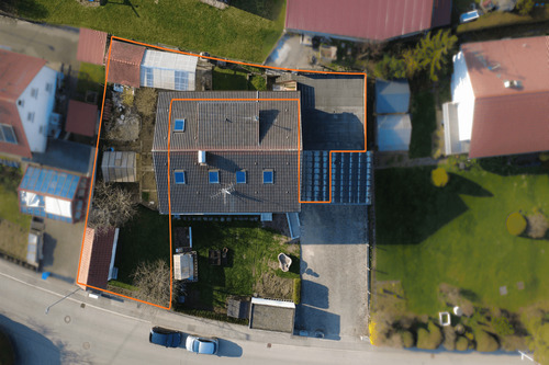 Luftbild - Fast wie ein eigenes Haus: Charmante Wohnung mit außergewöhnlichen Außenflächen und Dachterrasse