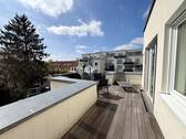 sonnige Terrasse - Frisch renovierte 2-Zimmer-Wohnung mit großer Dachterrasse und Außenstellplatz