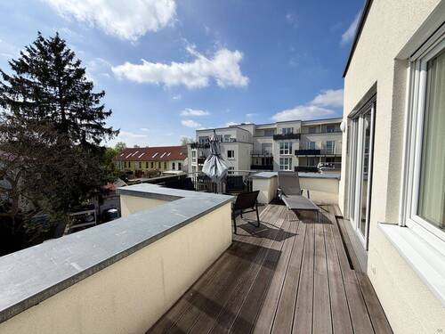sonnige Terrasse - Frisch renovierte 2-Zimmer-Wohnung mit großer Dachterrasse und Außenstellplatz