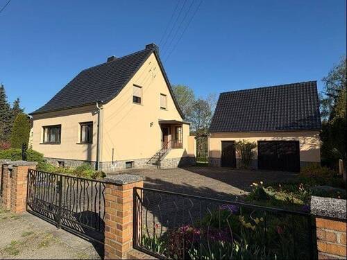 Südostansicht - Familienidyll mit großzügigem Garten !