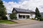 AUSSENANSICHT - OFFENE BESICHTIGUNG AM 18.10.25 von 10:00-12:30 Uhr Attraktives Wohn- und Geschäftshaus mit großem Grundstück